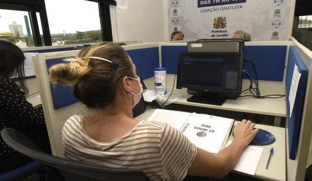 Foto de mulher em central