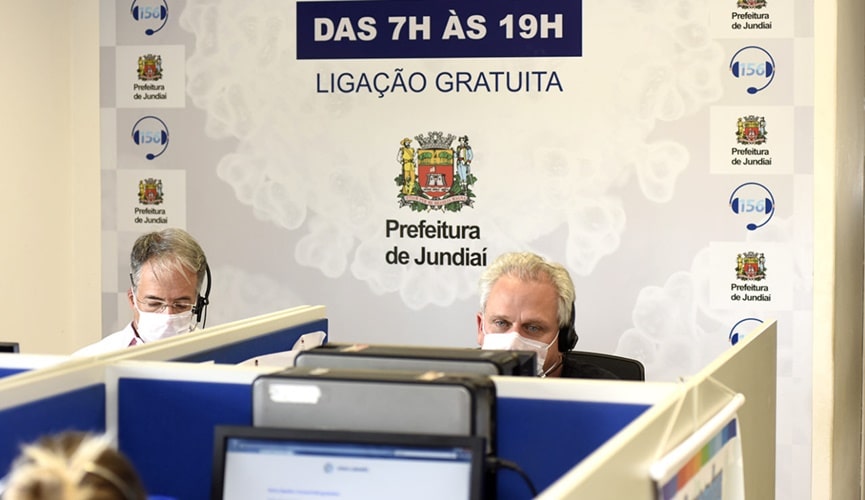 Médicos em central de atendimento virtual e telefônico