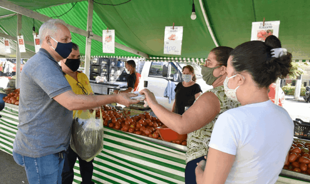 Funcionários entregam máscaras a consumidores