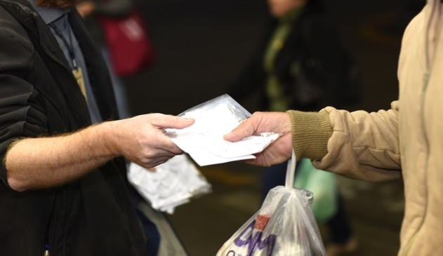 Foto de distribuição de máscaras