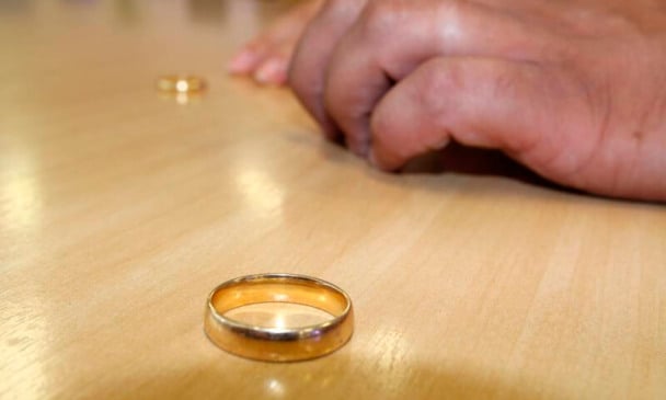 Alianças em cima de uma mesa, de forma separada