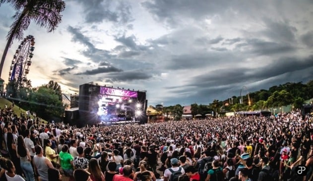 Foto de palco com pessoas