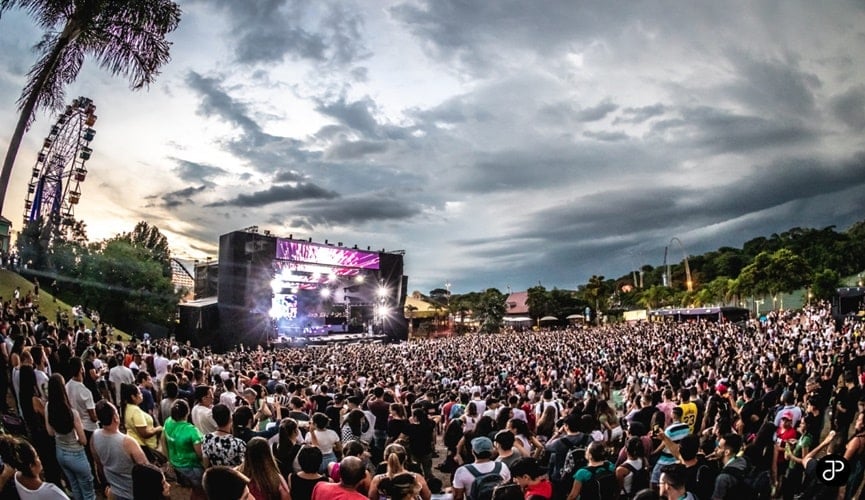 Foto de palco com pessoas