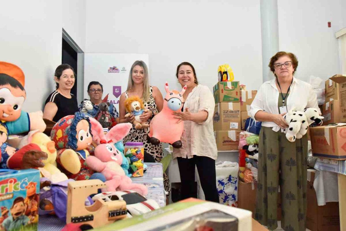 Voluntárias do Fundo Social de Jundiaí organizam brinquedos doados para crianças afetadas pelas enchentes no Rio Grande do Sul.