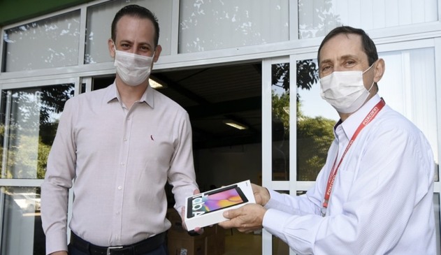 Homem doando tablet a outro homem