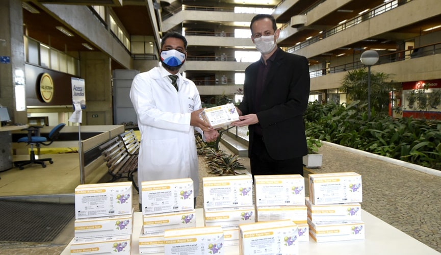 Foto das doações de testes rápidos de covid-19