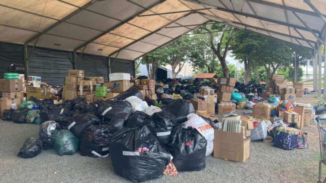 Ponto de coleta em Jundiaí repleto de doações de roupas e mantimentos destinados às vítimas de enchentes no Rio Grande do Sul.