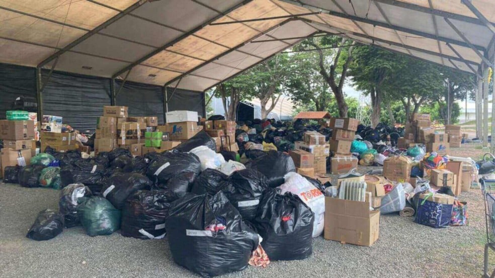 Ponto de coleta em Jundiaí repleto de doações de roupas e mantimentos destinados às vítimas de enchentes no Rio Grande do Sul.