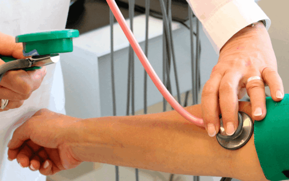 Paciente tendo pressão arterial aferida