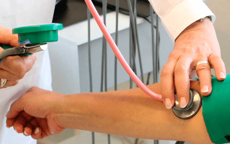 Paciente tendo pressão arterial aferida