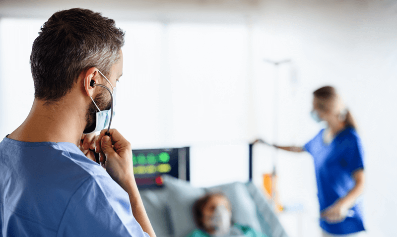 Médico avalia paciente em quarto de hospital