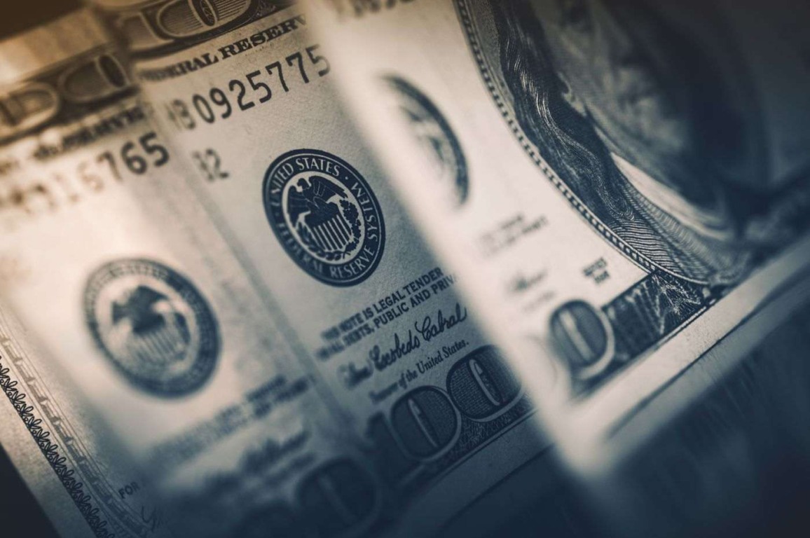 Dólar atinge R$ 6,22 e Bolsa recua na estreia do mercado em 2025