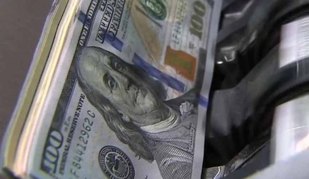 dolar fecha no maior valor do ano