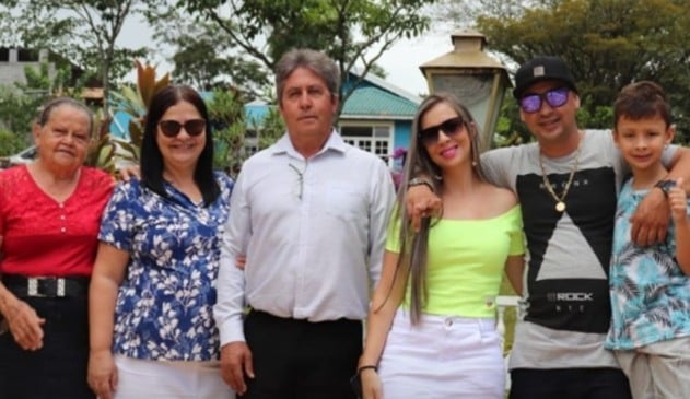 Foto de idosa com sua família