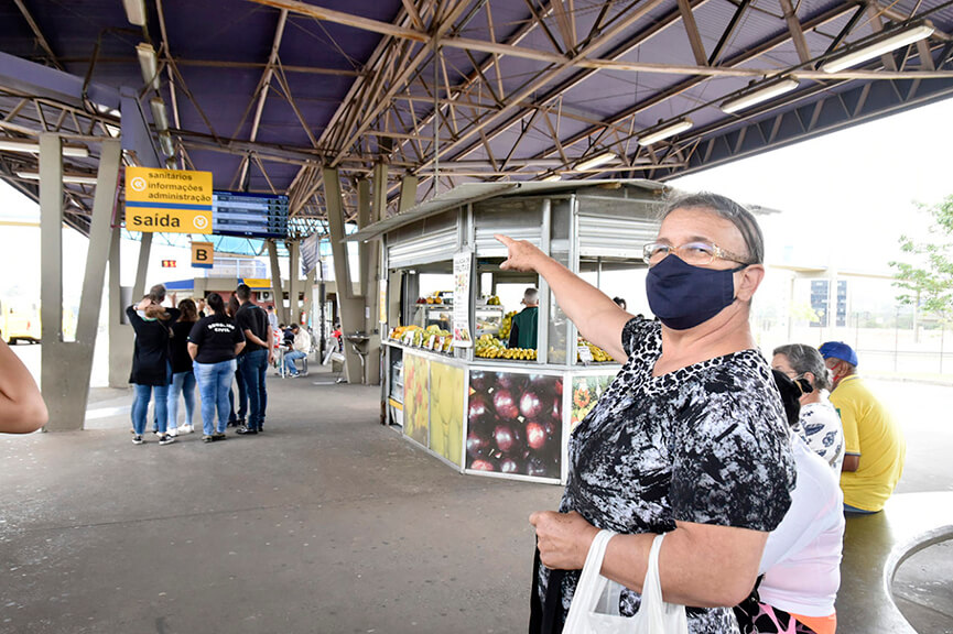 Dona Maria aponta para painel eletrônico. (Foto: Divulgação/PMJ)