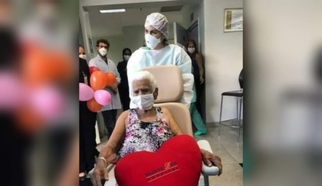 Idosa em cadeira de roda