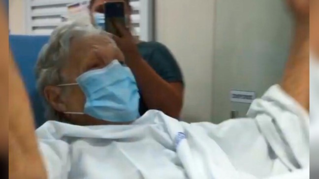 Saída do hospital foi motivo de festa entre funcionários (Foto: Reprodução)