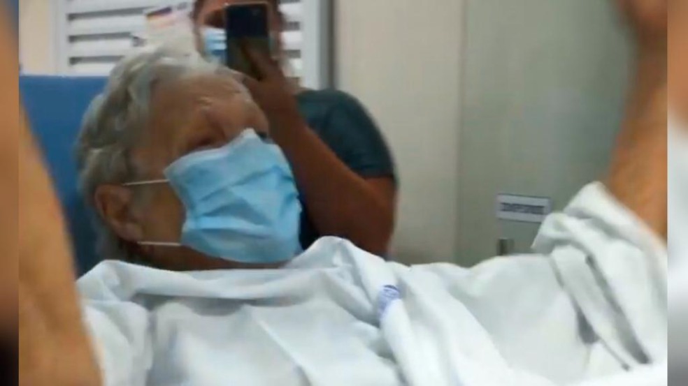 Saída do hospital foi motivo de festa entre funcionários (Foto: Reprodução)