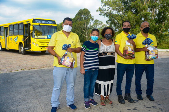 Motoristas recebem cestas de Natal. (Foto: Divulgação)