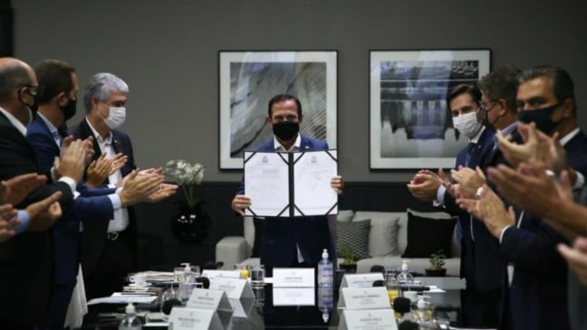 Doria assina decreto que isenta imposto de carne e leite