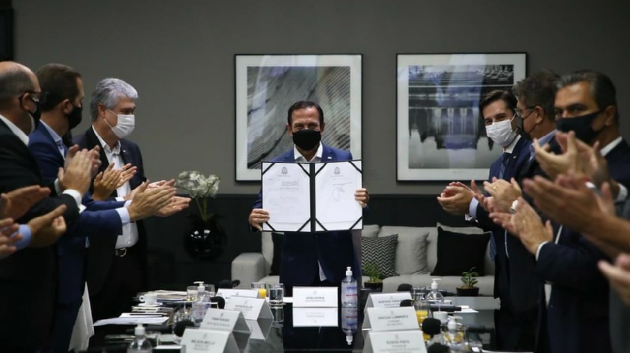 Doria assina decreto que isenta imposto de carne e leite