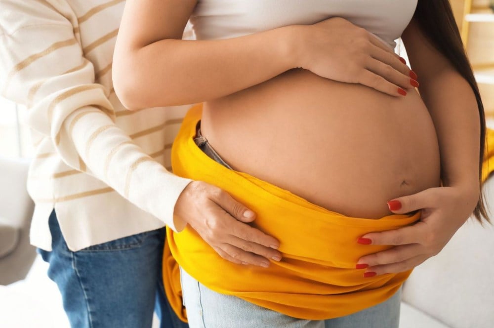 Mulher grávida acompanha de uma doula