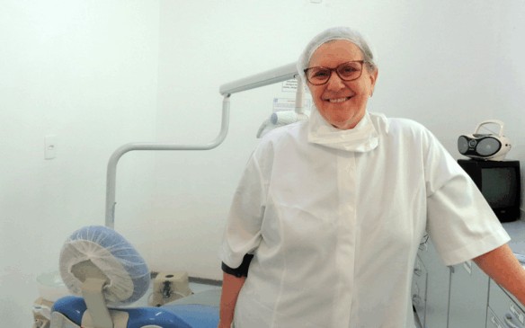 Dra. Ada trabalha no Pronto Atendimento odontológico do HSV há mais de 30 anos. (Foto: Reprodução/Prefeitura Municipal de Jundiaí)