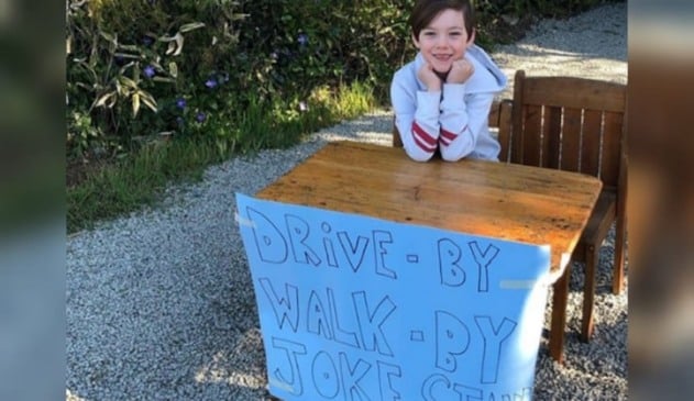 Foto de menino em estande de piadas