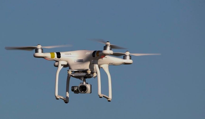 Foto de drone sobrevoando no céu