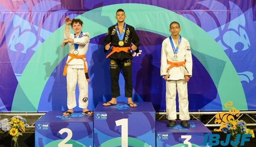 Foto de pódio de competição de jiu-jitsu Foto de pódio de competição de jiu-jitsu