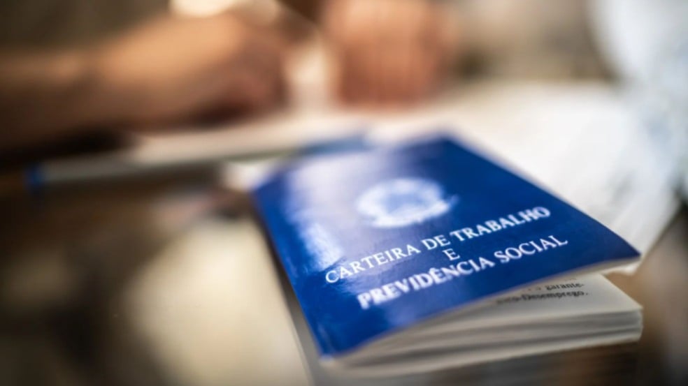 Carteira de trabalho em mesa.