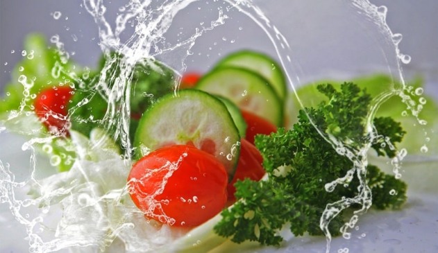 Foto de salada sendo lavada