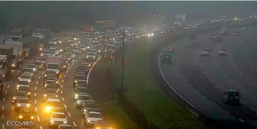 Trânsito sentido à Baixada Santista. (Foto: Reprodução / Ecovias)