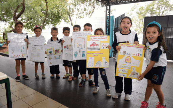 Com cinco e seis anos, ela já dão lição em muitos adultos. (Foto: Reprodução/Prefeitura Municipal de Jundiaí)