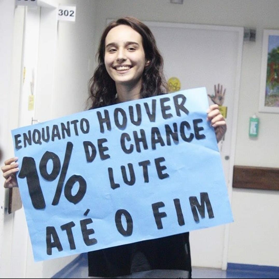 Bruna com cartaz