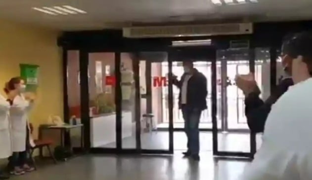 Foto de homem em porta de hospital