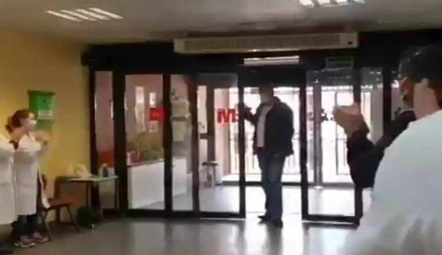 Foto de homem em porta de hospital