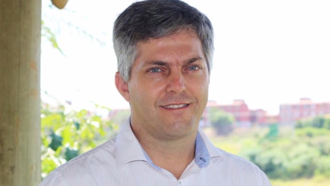 Empresário Ricardo Benassi posa para foto com fundo da cidade