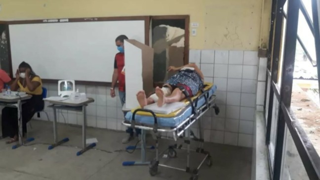 Eleitora vota carregada em maca após cair em seção eleitoral.
