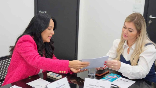Representantes do Fundo Social de Jundiaí e do Estado em reunião.