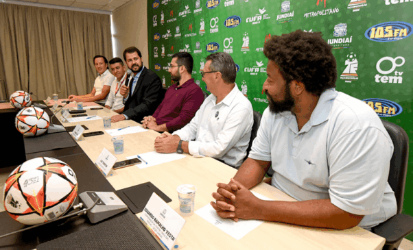 Representantes de instituições em mesa