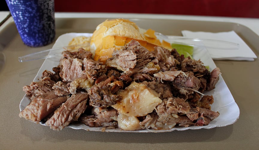 Porção de costela com pão francês