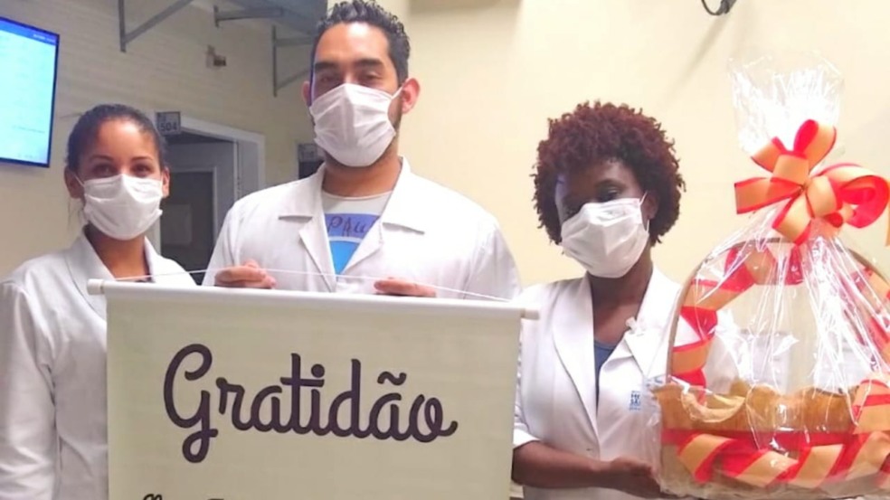 Paciente entregou uma cesta de chocolates e um banner com uma mensagem em homenagem aos profissionais do Hospital São Vicente de Paulo