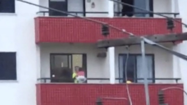 Homem é flagrado colocando criança em parapeito de prédio em Jundiaí