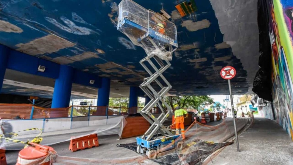 Homens trabalham no Romão Nasser, que passa sobre a 9 de Julho