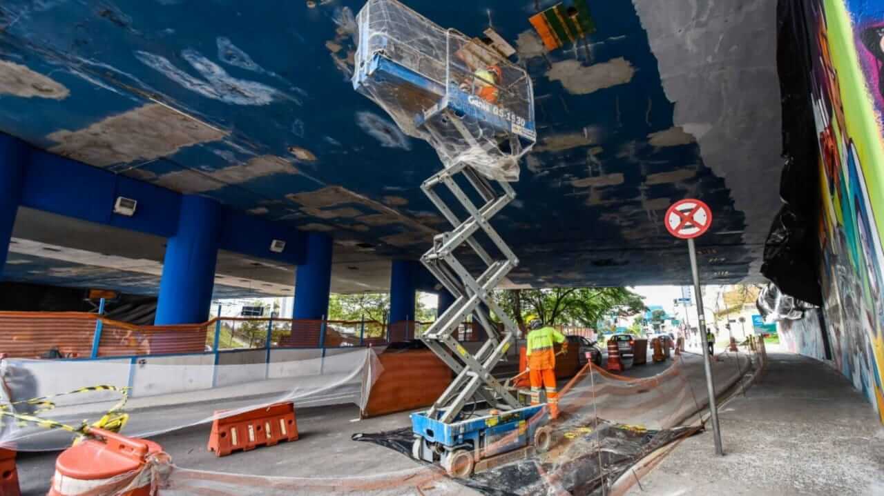 Homens trabalham no Romão Nasser, que passa sobre a 9 de Julho