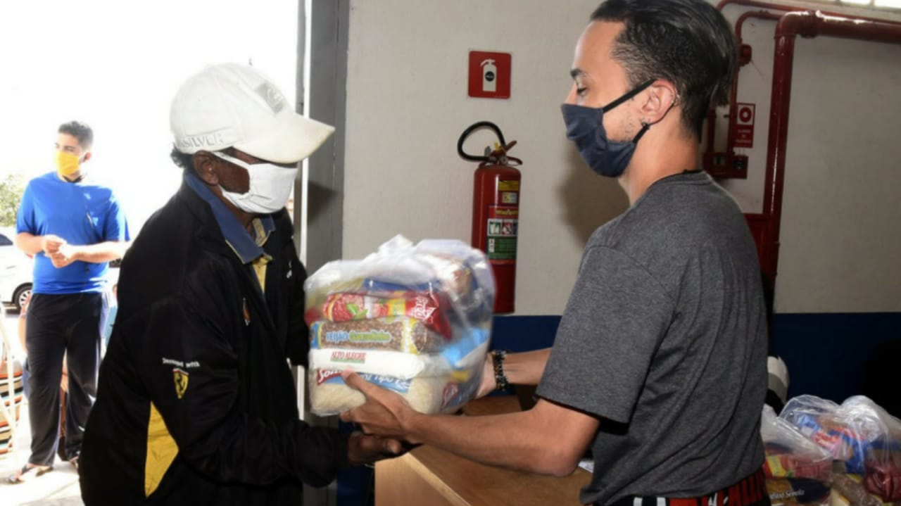 Entrega de cestas de alimentos em Jundiaí