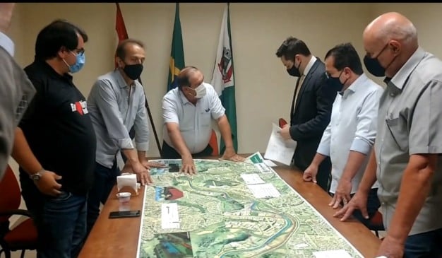 Reunião no gabinete da Prefeitura de Várzea Paulista com secretário do Governo de SP.