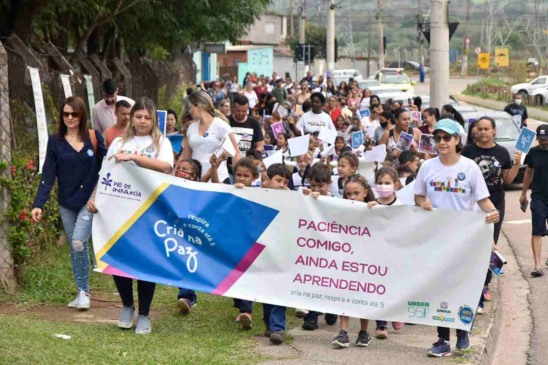 Crianças realizam passeio pelas ruas no entorno da escola em manifesto pelo fim da violência
