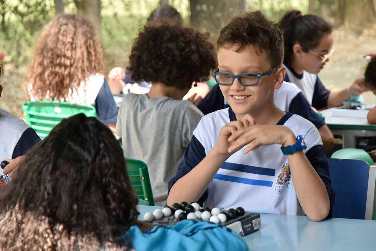 Na casa do aluno Davi, todos estão envolvidos com os jogos e o campeonato